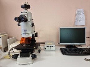 Microscope optique à fluorescence