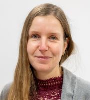 Photo de profil, femme souriante, cheveux blond