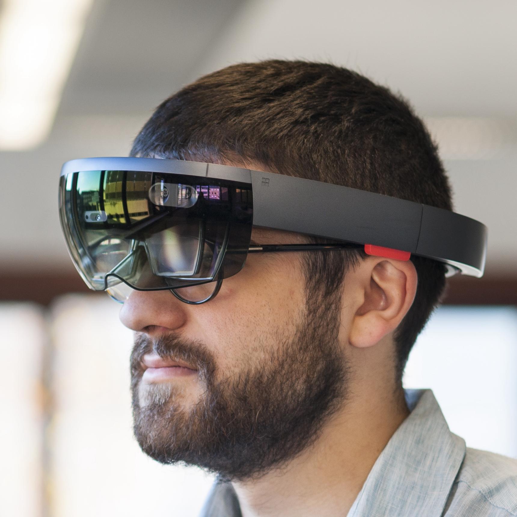 Photo de Maxime Cauz portant un casque Hololens 1 de Microsoft
