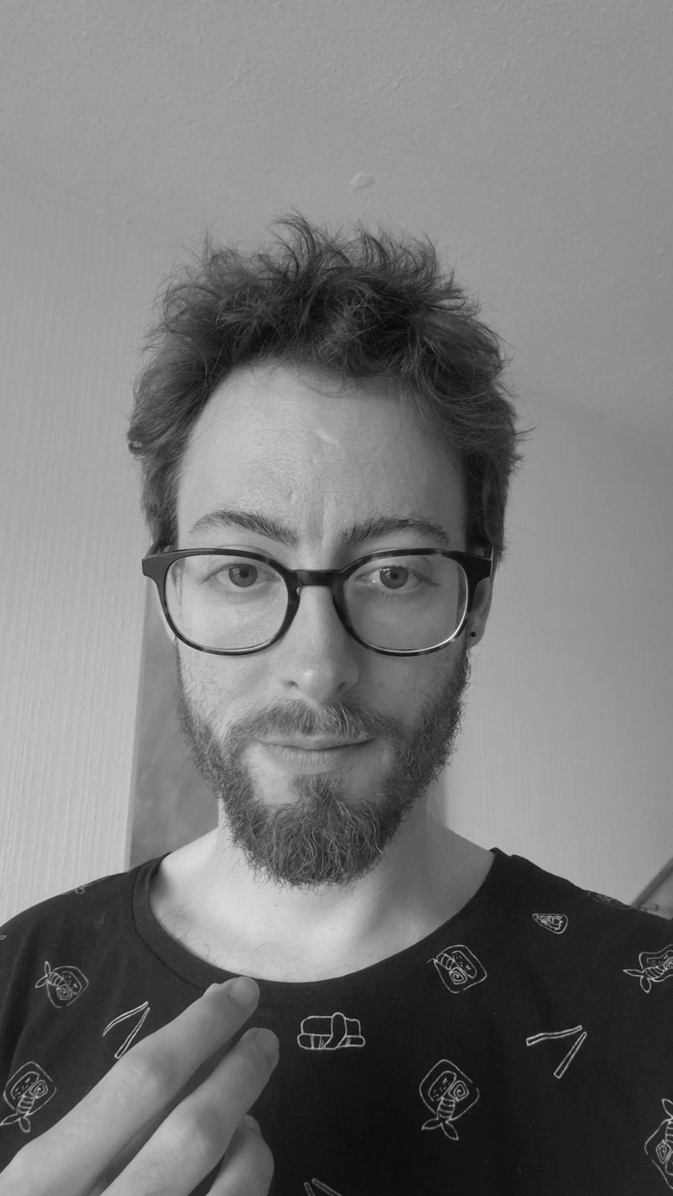 Une photo de profil en noir et blanc