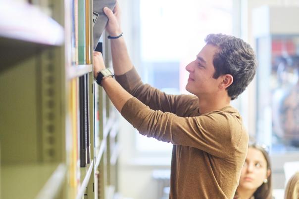 Etudiant à la bibliothèque