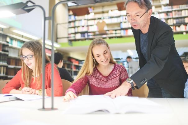 Etudiante et professeur en bibliothèque