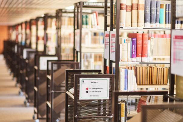 Rangée de livres à la bibliothèque