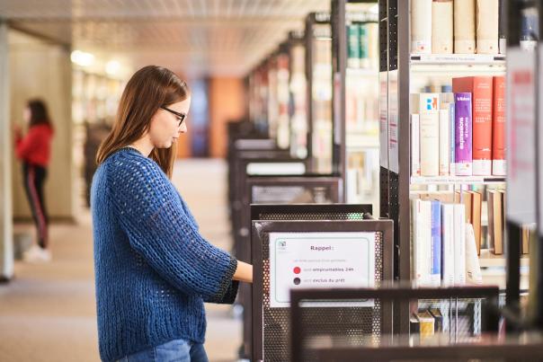 Etudiante à la bibliothèque