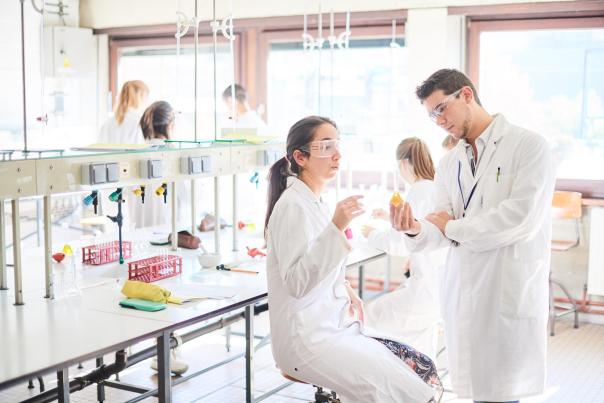 Etudiants dans un laboratoire