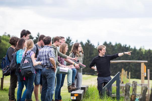 Etudiants qui discutent de la biodiversité en nature