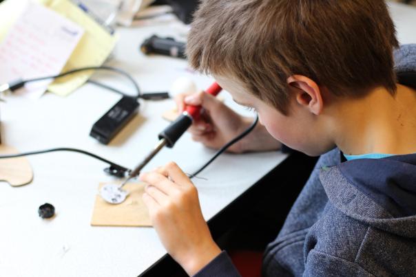 Enfant lors d'un atelier d'électronique