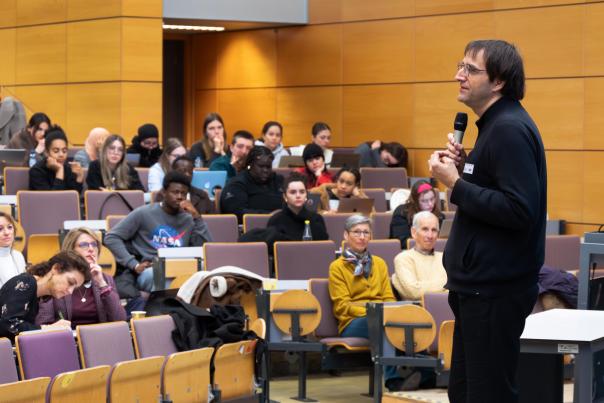 Josef Schovanec pendant sa conférence Fil rouge