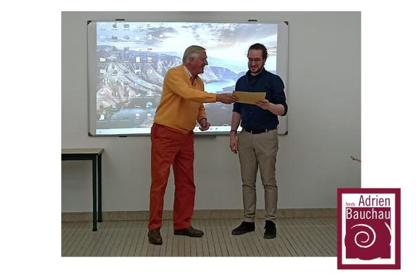 Eli Thoré recevant son prix des mains d’André Van den Bogaert, Président du Fonds Adrien Bauchau (mai 2025)