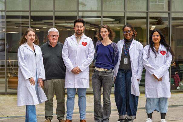 Jade Nichols, Thierry Arnould, Giacomo Lopopolo, Anne-Catherine Heuskin, Keïla Openge-Navenge et Shalini Iyer, ancienne doctorante Télévie aujourd’hui chercheuse postdoctorante sur le projet ProtherWal de la Région wallonne en matière de protonthérapie. 