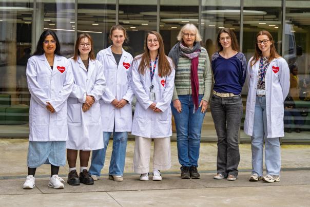 Shalini Iyer, Eloïse Rapport, Inès Bouriez, Manon Van Den Abbeel, Carine Michiels, Anne-Catherine Heuskin et Emma Lambert. 
