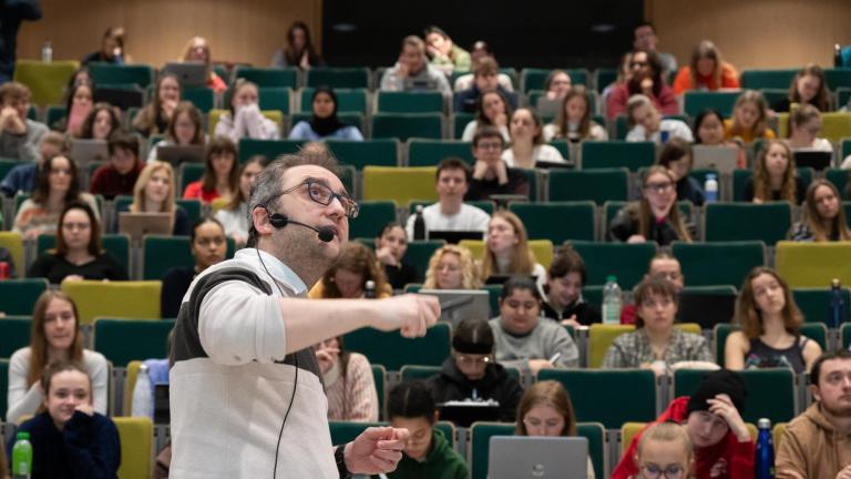 Un professeur de physique qui donne cours