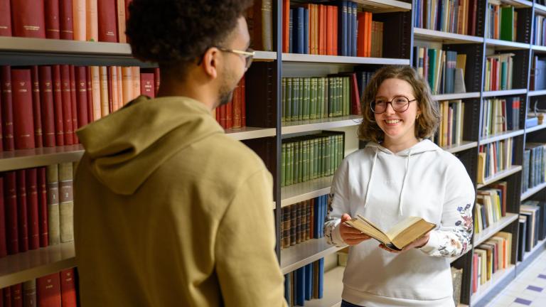 Etudiants qui sont dans une bibliothèque