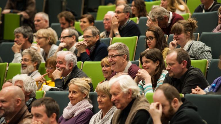 Public lors d'une conférence.