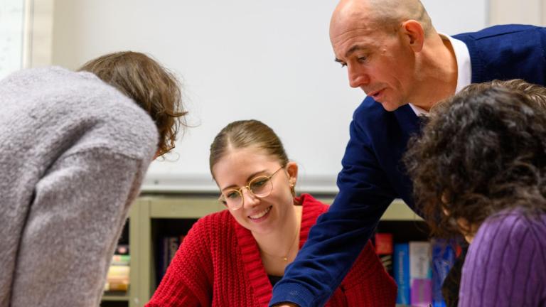 Professeur et élèves qui consultent des documents