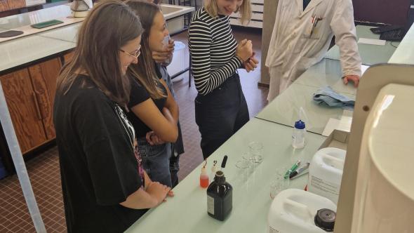 Etudiantes en chimie dans un labo
