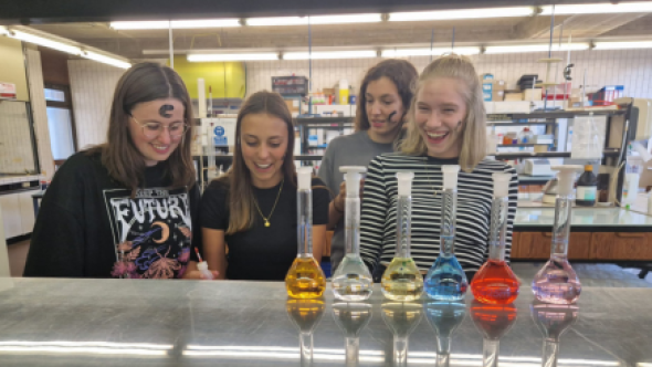 4 étudiantes dans un labo de chimie