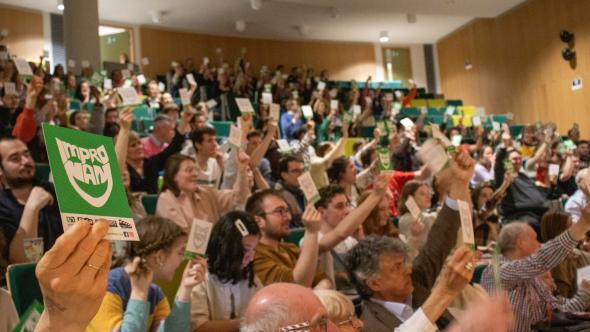 Auditoire S01 lors d'un match d'ImproNam, le public vote