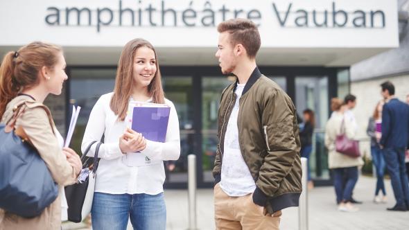 étudiants devant l'auditoire vauban