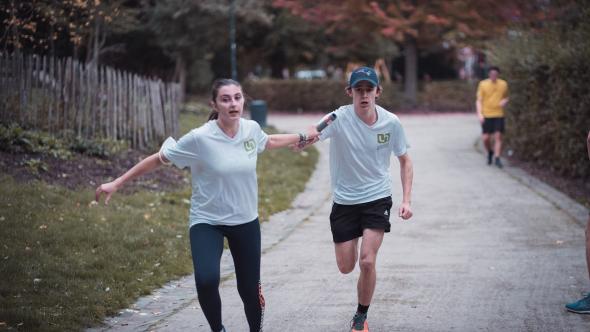 Deux étudiants qui participent à une cours relai du Kotésport