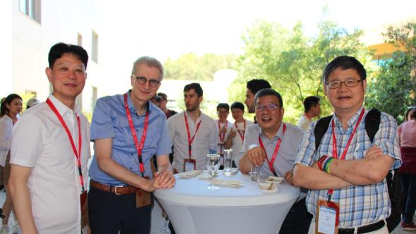 Bao-Lian Su et son équipe au Congrès