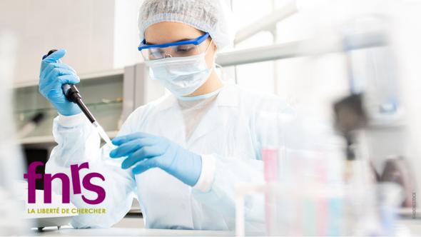Chercheuse dans un laboratoire