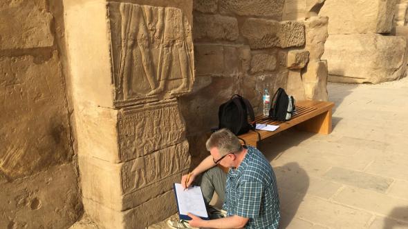Photo de René Preys examinant des hiéroglyphes