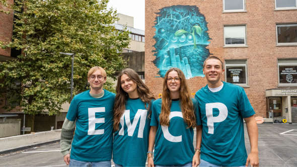 etudiants-devant-la-fresque-emcp