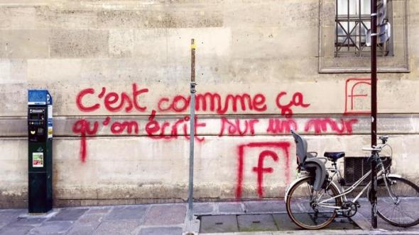 photo d'un tag qui dit "c'est comme ça qu'on écrit sur un mur"