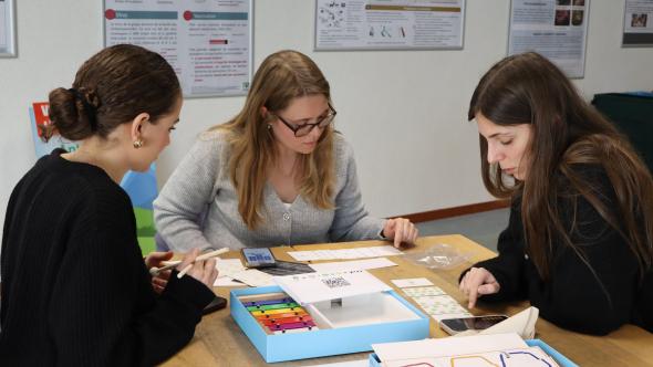 Etudiantes autour d'un jeu de plateau