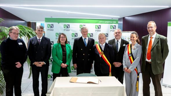 Le Vice-recteur formation Laurent Schumacher, le Directeur-Président de l'Henallux Benoit Dujardin, la Rectrice Annick Castiaux, Sa Majesté le Roi, le Gouverneur de la Province de Namur Denis Mathen, le Directeur de l'IMEP Guido Jardon, la Bourgmestre ff Charlotte Bazelaire et le Directeur de l'Henallux Alain Bultot