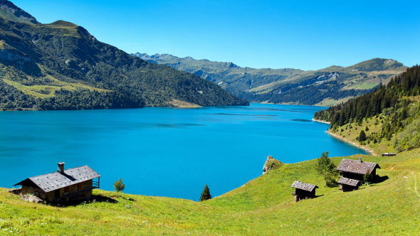 Chalets "isolés" au bord du lac de Roselend dans les Alpes en Savoie. 