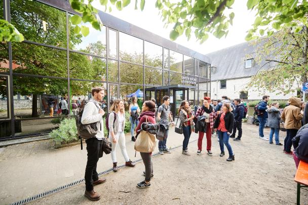 Etudiants et étudiantes devant le centre social universitaire de l'UNamur
