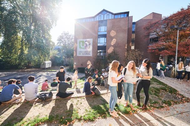 Etudiants et étudiantes sur le forum universitaire de l'UNamur