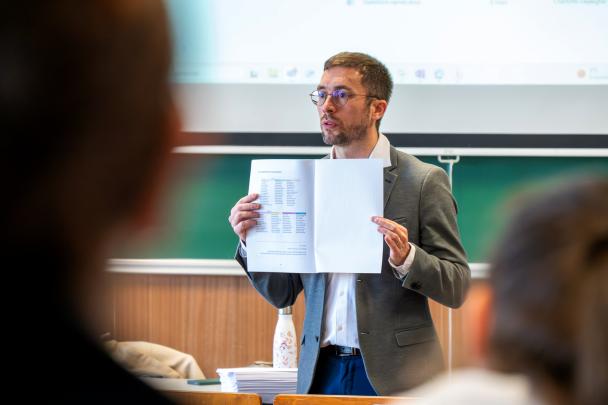 Cédric Vanhoolandt présente une activité lors dela foire aux organisations de mars 2025