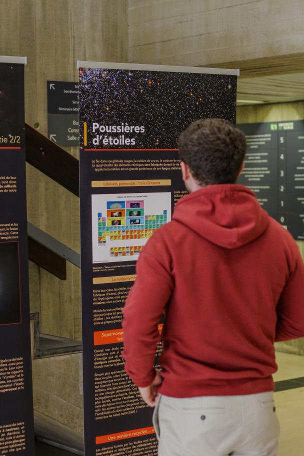 Visiteur devant un panneau sur l'espace