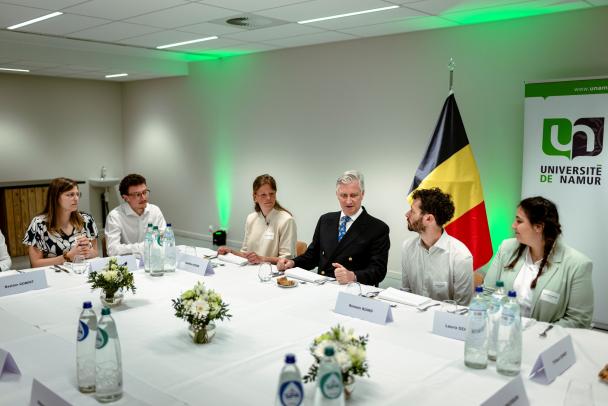Sa Majesté le Roi lors du lunch avec les étudiants