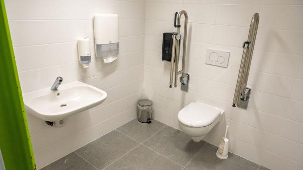 Exemple de toilettes PMR à l'UNamur
