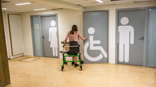 Une étudiante qui accède aux toilettes PMR à l'UNamur