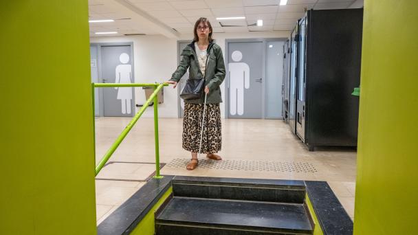 Exemple d'escaliers aménagés PMR à l'UNamur