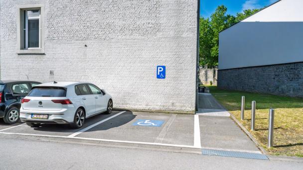 Exemple de parking aménagé PMR à l'UNamur