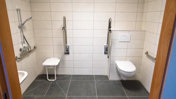 Exemple de salle de bain aménagée PMR à l'UNamur