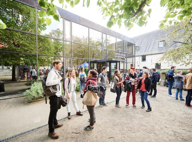 Etudiants devant le Secteur Social