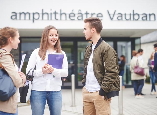 étudiants devant l'auditoire vauban