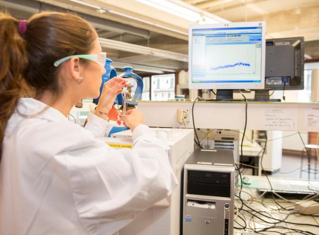 Chercheuse dans un laboratoire