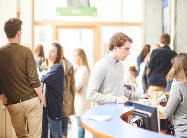Un étudiant au compteur du service des inscriptions