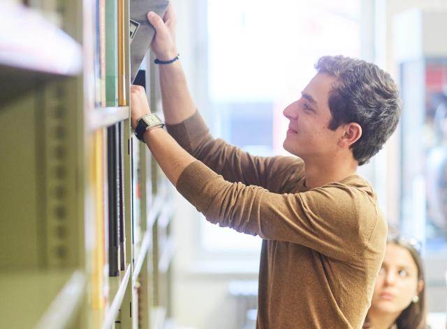 Etudiant à la bibliothèque