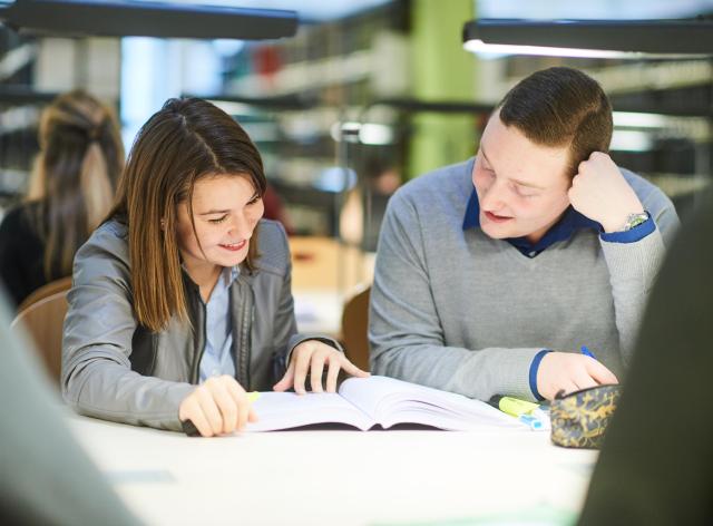Etudiants à la BUMP