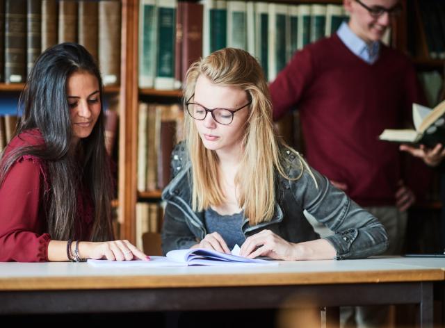 Etudiantes qui font de la recherche en histoire