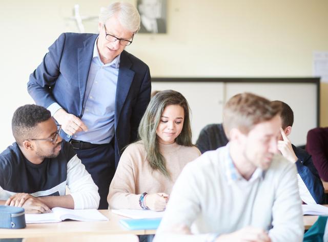 Professeur et étudiants de la Fac de droit